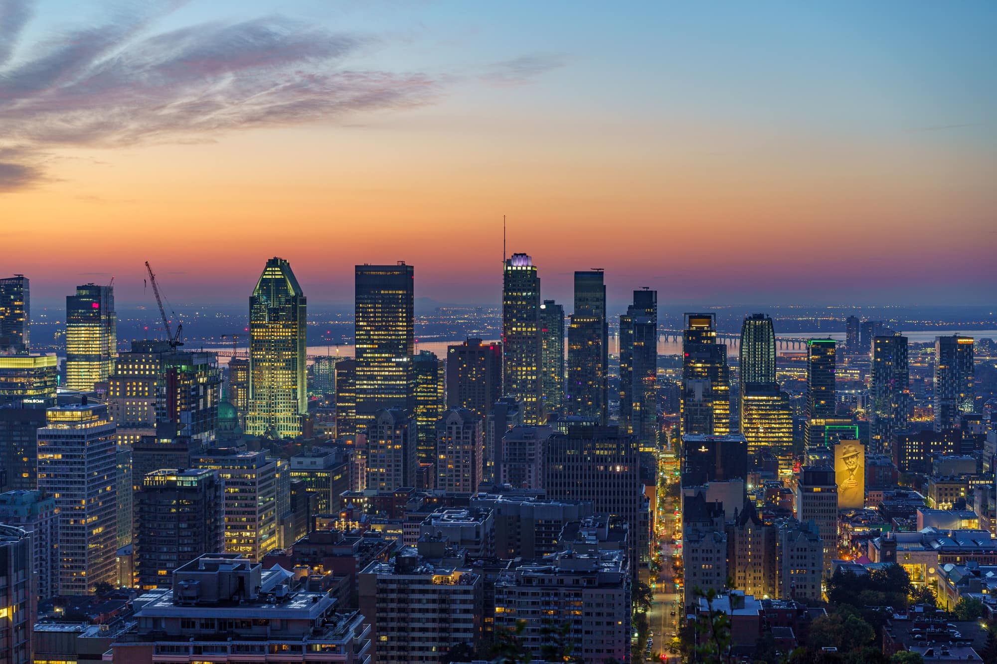 Les gratte-ciel du centre-ville de Montréal au coucher du soleil, vus d'en haut