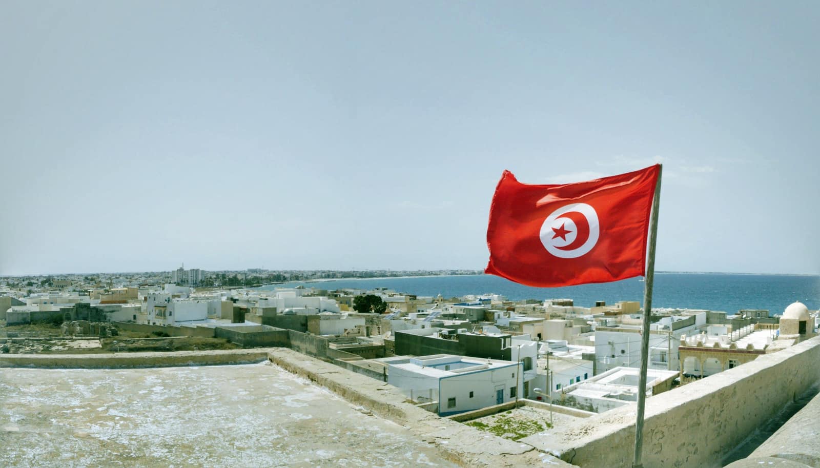 Le drapeau tunisien flotte au-dessus de la ville côtière de Mahdia